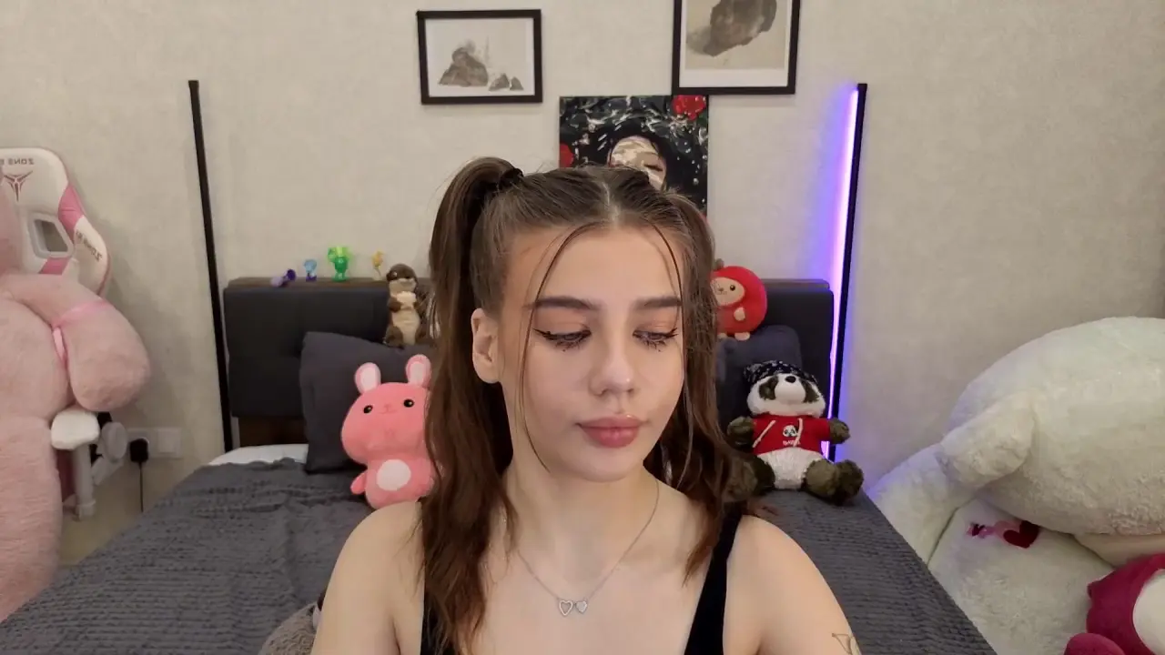 dolly_ll cam show video 10/19/2025