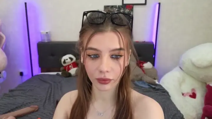 dolly_ll cam show video 7/25/2025