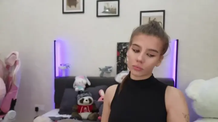 dolly_ll cam show video 8/22/2025