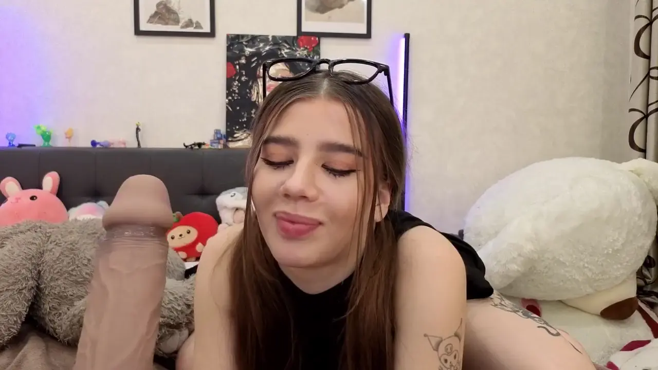 dolly_ll cam show video 10/9/2025