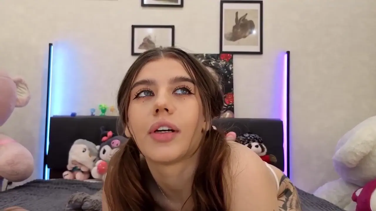 dolly_ll cam show video 10/24/2025