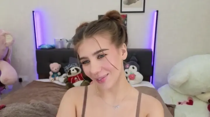 dolly_ll cam show video 8/20/2025