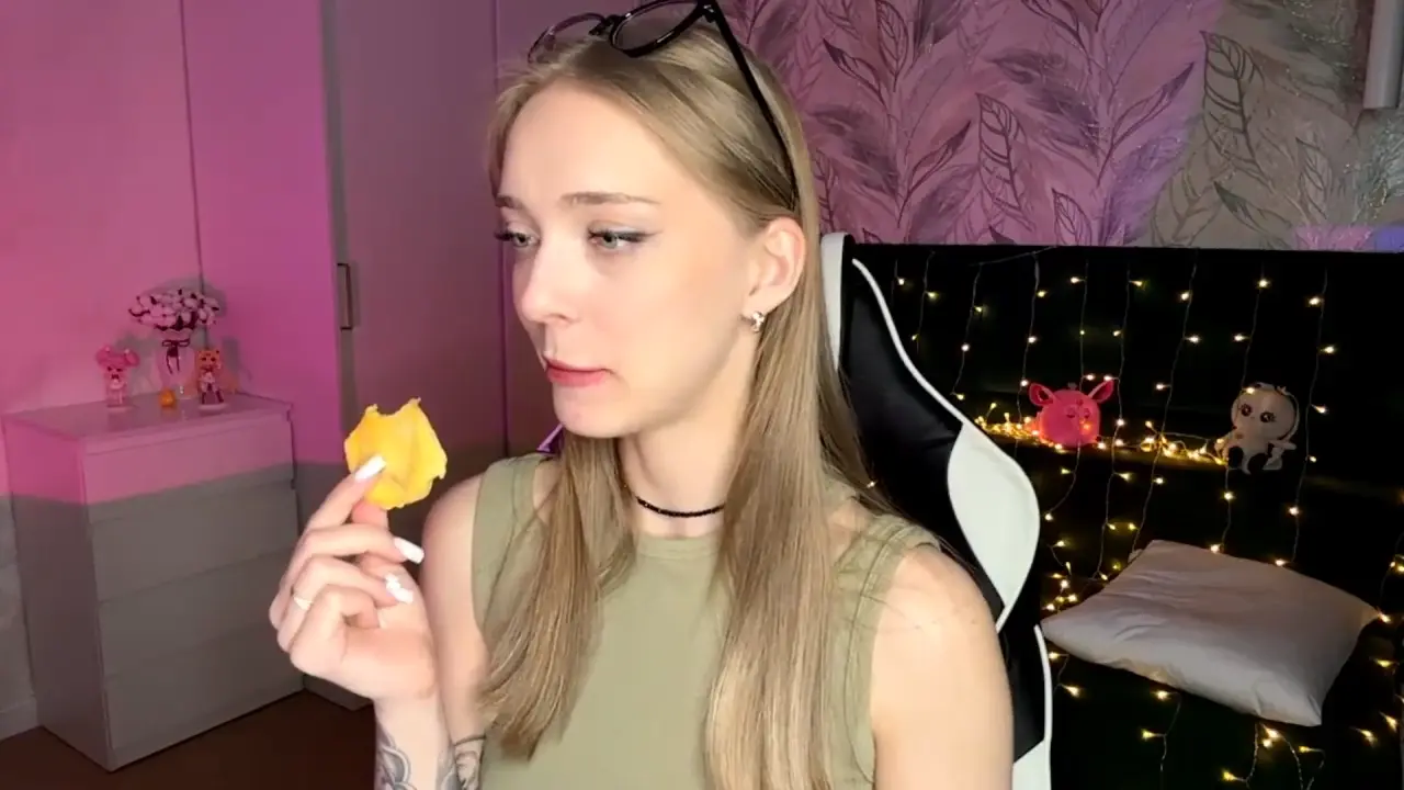 EvaPeace cam show video 12/12/2025